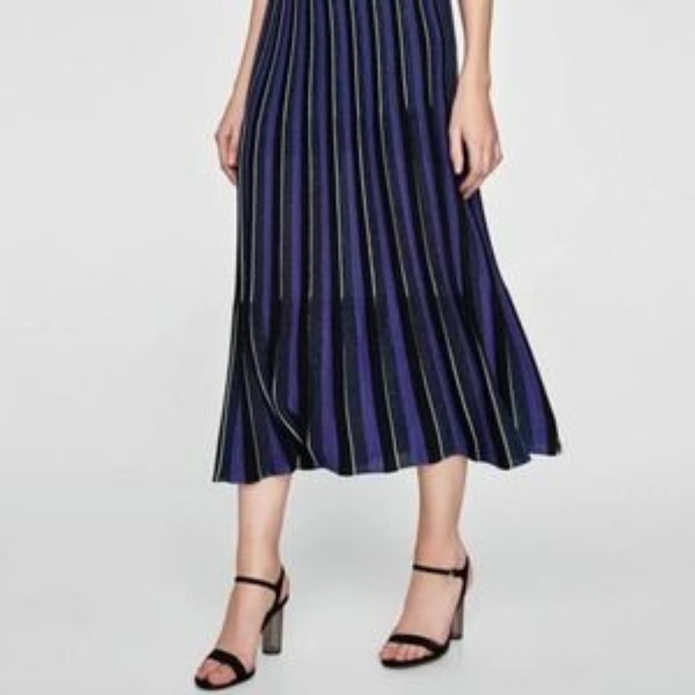 NWT Pleated, metallic, long, shimmery, lightweight knit maxi skirt, size S